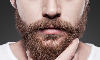 In questo articolo Parliamo di un utilizzo alternativo del minoxidil, che prevede l'applicazione diretta sul viso allo scopo di infoltire la barba. Analizzeremo, l'Efficacia, le Dosi, i Rischi e i Pericoli di tale pratica
