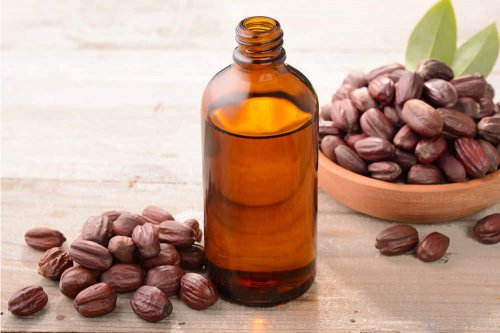 In questo articolo parliamo delle proprietà dell'Olio di Jojoba (utile per l'azione emolliente, elasticizzante e sebo-regolaritrice), analizzandone composizione, efficacia e modo d'uso, proprietà cosmetiche e consigli per un uso corretto