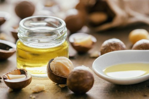 In questo articolo analizziamo le interessanti proprietà dell'Olio di Macadamia (utile per l'azione emolliente, elasticizzante e sebo-regolaritrice), analizzandone composizione, efficacia e modo d'uso, proprietà cosmetiche e consigli per un uso corretto