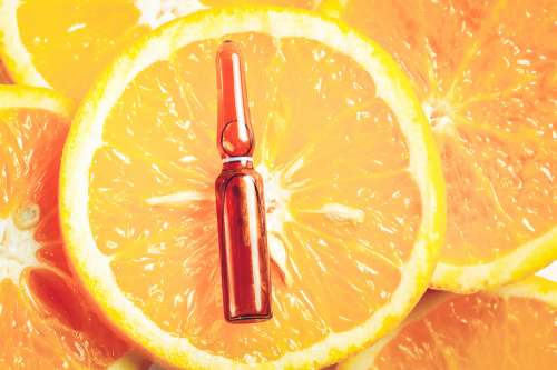 In questo articolo parliamo dei Sieri alla Vitamina C, analizzandone Proprietà, Benefici, modo d'uso ed efficacia per combattere macchie, rughe e invecchiamento precoce. Come scegliere il Siero Viso alla Vitamina C Migliore per la propria Pelle