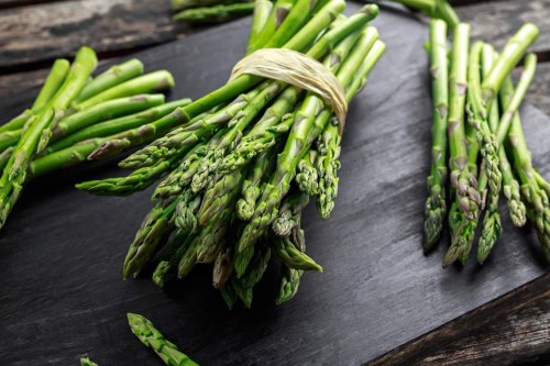 In questo articolo parliamo di Asparagi, delle loro Calorie e Proprietà Nutrizionali, dell'Uso in Cucina e degli Effetti Positivi per Dimagrire e Mantenersi in Salute. Con Studi e Approfondimenti su Proprietà dell'Asparago e Possibili Effetti Collaterali