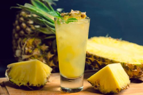 In questo articolo parliamo delle Calorie dell'Ananas, delle sue Proprietà Nutrizionali e dei Potenziali Benefici per la Salute. Con Approfondimenti sull'utilità dell'ananas e della bromelina per dimagrire e mantenersi in salute