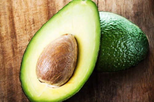 In questo articolo parliamo degli Avocado, delle loro Calorie e Proprietà Nutrizionali, analizzando i risultati degli Studi che ne sottolineano gli importanti Benefici per Dimagrire e Mantenersi in Salute. Con Approfondimenti e Consigli Nutrizionali