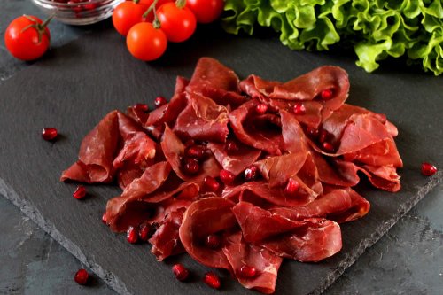 In questo articolo parliamo delle Calorie della Bresaola, delle sue Proprietà Nutrizionali, dell'Efficacia Dimagrante e dei Potenziali Rischi per la Linea e la Salute derivanti dal suo contenuto eccessivo di sodio e dalla presenza di nitriti.