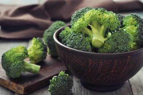 In questo articolo parliamo delle Calorie dei Broccoli, delle loro Proprietà Nutrizionali e dei Benefici per la Salute e il Controllo del Peso. Con Approfondimenti sull'utilità per Dimagrire e Combattere Diabete, Cancro e Colesterolo Alto. 