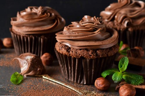 In questo articolo parliamo delle Calorie del Cioccolato, delle sue Proprietà Nutrizionali e dei Benefici per la Salute e il Controllo del Peso. Con Approfondimenti sull'utilità del Cioccolato Fondente per Dimagrire e Prevenire le Malattie Cardiovascolari