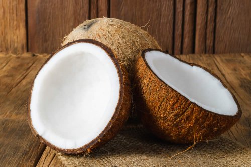 In questo articolo parliamo delle Calorie del Cocco, delle sue Proprietà Nutrizionali e dei Benefici per la Salute e il Controllo del Peso. Con Approfondimenti sull'utilità del Cocco per Dimagrire e Combattere Diabete e Colesterolo Alto. 