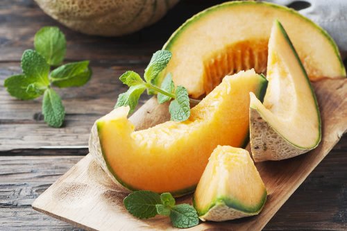 In questo articolo parliamo del Melone, delle sue Calorie e Proprietà Nutrizionali, analizzando i risultati degli Studi che ne sottolineano gli importanti Benefici per Dimagrire e Mantenersi in Salute. Con Approfondimenti e Consigli Nutrizionali
