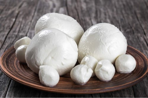 In questo articolo parliamo delle Calorie della Mozzarella, delle sue Proprietà e dei Potenziali Benefici per la Salute. Con Approfondimenti sull'impatto della Mozzarella sul Peso Corporeo, sulla Sazietà e sulla salute ossea e metabolica