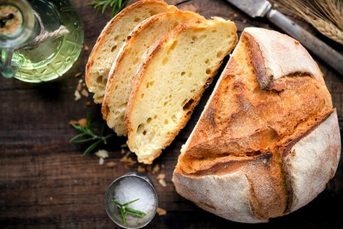 In questo articolo parliamo del Pane Moderno e delle sue Calorie. Sono Troppe? Fanno Ingrassare? Gonfiano la Pancia? Considerazioni e Consigli su Pane Raffinato, Pane Integrale e Tipologie di Pani Utili per Dimagrire e Mantenersi in Salute