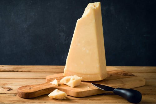 In questo articolo parliamo del Parmigiano, delle sue Calorie e Proprietà Nutrizionali, e dei Potenziali Benefici per la Salute. Con Approfondimenti Scientifici sulla potenziale azione dimagrante, anti-osteoporosi e anti-ipertensiva