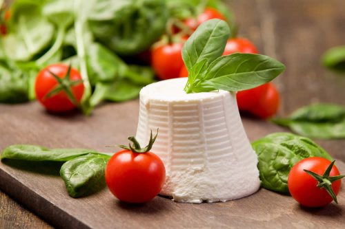 In questo articolo parliamo delle Calorie della Ricotta, delle sue Proprietà e dei Potenziali Benefici per la Salute. Con Approfondimenti sull'impatto della Ricotta sul Peso Corporeo, sulla Sazietà e sulla salute ossea e metabolica