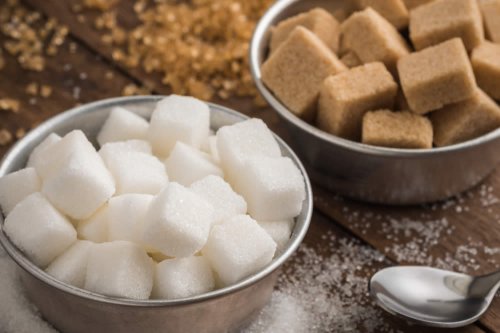 In questo articolo parliamo dello Zucchero, delle sue Calorie e del Ruolo Predisponente nei confronti di Obesità, Diabete e altre Malattie. Con Studi e Considerazioni su Indice Glicemico, Carico Glicemico e Zuccheri Nascosti negli Alimenti