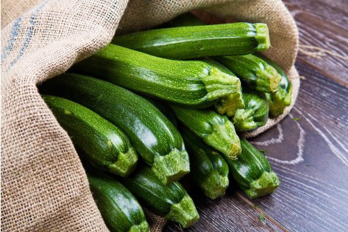 In questo articolo parliamo delle Calorie delle Zucchine, delle loro Proprietà Nutrizionali e dei Potenziali Benefici per la Salute. Con Approfondimenti sull'utilità delle zucchine per dimagrire e il loro impatto sulla salute