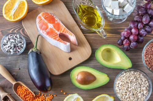 In questo articolo parliamo dei Cibi Brucia Colesterolo, spiegando quali sono, come agiscono e i benefici che - secondo gli studi - si possono ottenere includendoli regolarmente nella dieta