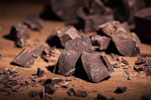 In questo articolo parliamo del Cioccolato Fondente e dei suoi Effetti sulla Salute. Come si Produce? Guida agli Ingredienti e all'Acquisto del Miglior Cioccolato Fondente. Proprietà Nutrizionali ed Effetti Protettivi contro le Malattie Cardiovascolari