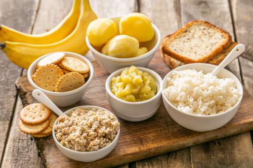 In questo articolo parliamo degli Alimenti Migliori da Mangiare in caso di Diarrea e di quelli che è necessario evitare. Dieta BRAT, Dieta Blanda e Consigli sull'Idratazione