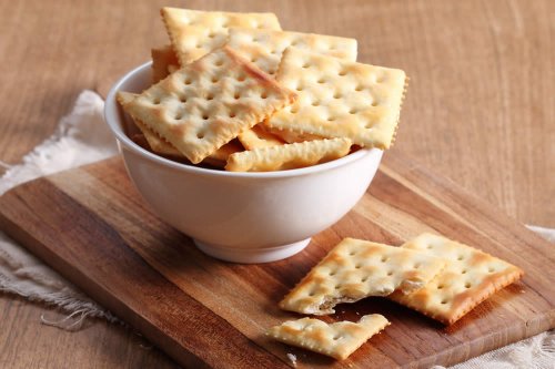 In questo articolo parliamo dei Crackers, delle loro Proprietà, dei Valori Nutrizionali e dei Potenziali Rischi per l'Aumento di Peso e per le varie Malattie legate a una Dieta troppo Ricca di Cereali Raffinati. Con Studi Scientifici e Alternative Sane