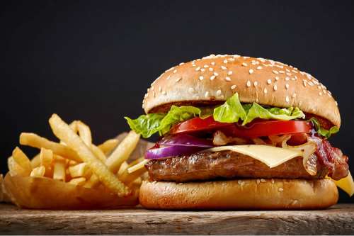 In questo articolo parliamo del Fast Food e di Tutte le Criticità che Rendono Insalubre questa forma di Ristorazione. Analisi dei cibi più Problematici e Impatto Negativi sulla Salute Metabolica