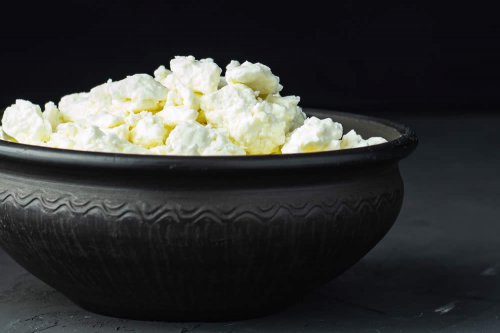 In questo articolo parliamo dei Fiocchi di Latte (Cottage cheese), analizzandone Proprietà, Fasi Produttive, Calorie e Valori Nutrizionali. Con Evidenze Scientifiche sui Potenziali Vantaggi per Dimagrire, Aumentare i Muscoli e Promuovere la Salute Ossea 