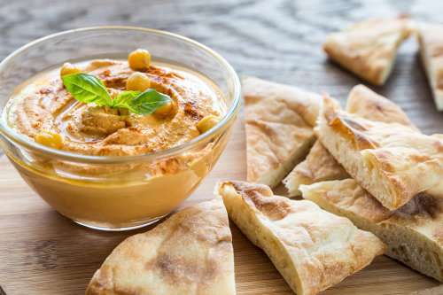 In questo articolo parliamo dell'Hummus, delle sue Proprietà e degli Straordinari Benefici per la Salute derivanti dall'azione protettiva contro Diabete, Obesità, Malattie Cardiovascolari, Colesterolo alto e Infiammazione. Con Studi scientifici e Ricetta