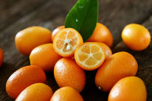 In questo articolo parliamo del Kumquat, delle sue Proprietà, del suo Sapore e dei
Benefici per la Salute derivanti dall'azione protettiva contro Infezioni, Obesità, Cancro e Colesterolo Alto. Con Studi scientifici, Calorie e Valori Nutrizionali