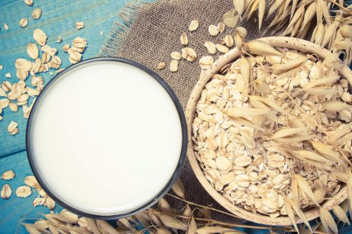 In questo articolo parliamo del Latte di Avena, analizzandone Preparazione, Proprietà, Caratteristiche Nutrizionali e Impieghi in Cucina. Con Evidenze Scientifiche sui Potenziali Vantaggi e Svantaggi del Latte di Avena in Confronto al Latte Vaccino