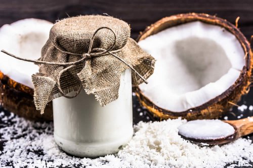 In questo articolo parliamo del Latte di Cocco, analizzandone Preparazione, Proprietà, Caratteristiche Nutrizionali e Impieghi in Cucina. Con Evidenze Scientifiche sui Potenziali Vantaggi e Svantaggi del Latte di Cocco in Confronto al Latte Vaccino