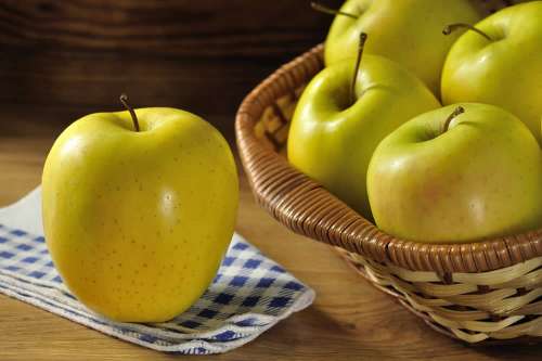 In questo articolo parliamo delle Mele Golden Delicious, delle loro Caratteristiche Organolettiche, dei Valori Nutrizionali e dei Potenziali Benefici per la Salute. Con Studi scientifici, Consigli Utili e Potenziali Effetti Collaterali