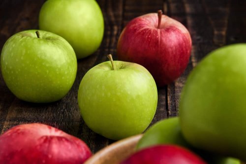 In questo articolo parliamo delle mele, delle loro Proprietà, dei Valori Nutrizionali e dei Potenziali Benefici per la Salute derivanti dal loro consumo. Con Studi scientifici anti-bufala, Consigli Utili e Potenziali Effetti Collaterali