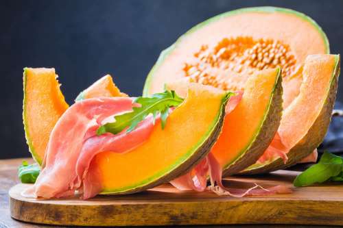 In questo articolo parliamo delle diverse Varietà di Melone, dei loro Valori Nutrizionali, degli Usi in Cucina e dei Potenziali Benefici per la Salute, contro Colesterolo alto, Diabete e Obesità. Studi Scientifici, Melone Amaro ed Effetti Collaterali