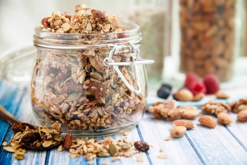 In questo articolo parliamo del Muesli e dei suoi Ingredienti, presentando la Ricetta Tradizionale e le varianti moderne. Con studi e approfondimenti sulle Proprietà Nutrizionali e Salutistiche di questo straordinario alimento per la prima colazione