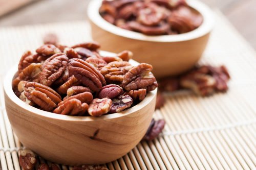 In questo articolo parliamo delle Noci Pecan, delle loro Proprietà Nutrizionali e dei Potenziali Benefici per la Salute del Cuore, dell'Intestino e per il Controllo del Peso. Con Studi scientifici, Consigli, Calorie e Valori Nutrizionali