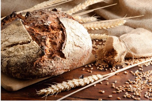 In questo articolo parliamo del Pane Integrale, delle sue Proprietà e dei Benefici per il Colesterolo Alto, il Diabete e il Dimagrimento. Con Studi scientifici, Ricette, Valori Nutrizionali, Vantaggi rispetto al Pane Bianco e Possibili Effetti Collaterali