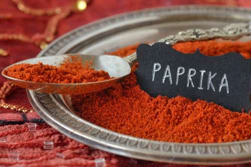 In questo articolo parliamo delle numerose Proprietà della Paprika, spiegandone gli Usi in Cucina e i Potenziali Effetti positivi contro Colesterolo Alto, Diabete, Stress Ossidativo, Malattie degli Occhi e Tumori