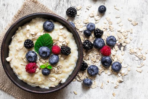 In questo articolo parliamo del Porridge e dei suoi ingredienti. Come si Prepara? Quali Ingredienti Scegliere? E' davvero il Miglior Alimento per Dimagrire a Colazione? Guida agli Ingredienti Migliori