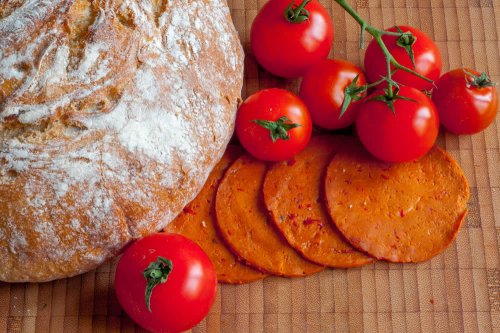 In questo articolo parliamo del Seitan, analizzandone Ricetta di Preparazione, Proprietà, Caratteristiche Nutrizionali e Impieghi in Cucina. Con Evidenze Scientifiche sui suoi Potenziali Benefici e Svantaggi Rispetto alla Carne e altre Fonti Proteiche