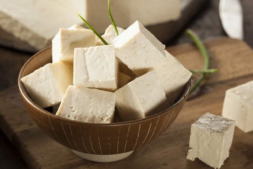 In questo articolo parliamo del Tofu, delle sue Proprietà, dei Valori Nutrizionali e dei Potenziali Benefici per la Salute derivanti dal consumo di Tofu. Con Studi scientifici, Consigli sulla Preparazione fai da Te e Potenziali Effetti Collaterali