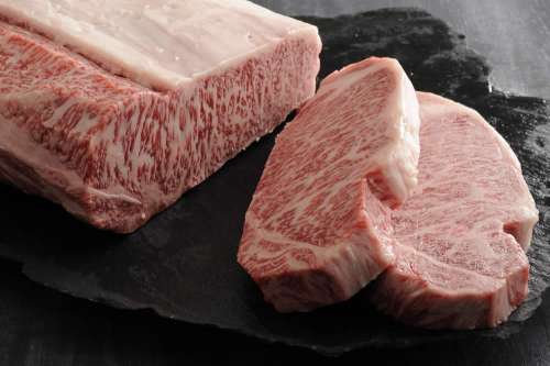 In questo articolo parliamo della Wagyu, un Tipo di Carne Bovina Pregiata ottenuta da Razze Giapponesi. Cosa Rende questa Carne così Speciale? Tipi di Carne Wagyu, come la Kobe, qualità e consigli per la Cottura