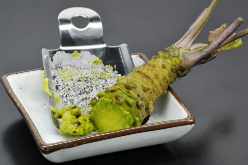 In questo articolo parliamo del Wasabi, delle sue Proprietà, dei Valori Nutrizionali e dei Potenziali Benefici per la Salute. Con Studi scientifici e Analisi del suo Sapore Pungente