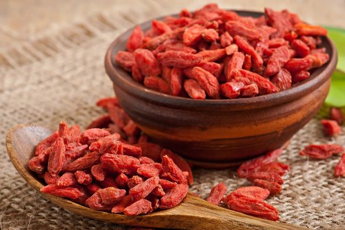 In questo articolo parliamo delle Bacche di Goji, delle loro Proprietà, dei Principi Attivi e dei Potenziali Benefici per la Salute derivanti dal loro consumo. Con Studi scientifici anti-bufala, Dosaggi, Effetti Collaterali e Controindicazioni