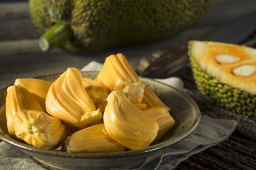 In questo articolo analizziamo le caratteristiche del Jackfruit, valutandone la composizione nutrizionale, il sapore e gli utilizzi in cucina, ma anche le proprietà e i benefici per la salute delle varie parti dell'albero Artocarpus heterophyllus