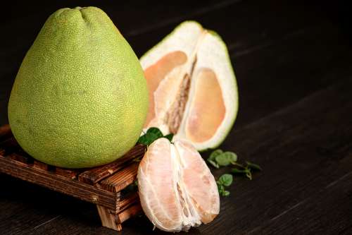 In questo articolo parliamo del Pomelo, delle sue Origini, delle sue Proprietà e dei Potenziali Benefici per la Salute derivanti dall'azione protettiva contro Diabete, Obesità, Ipertensione, Colesterolo e Calcoli Renali. Studi scientifici e Consigli Utili