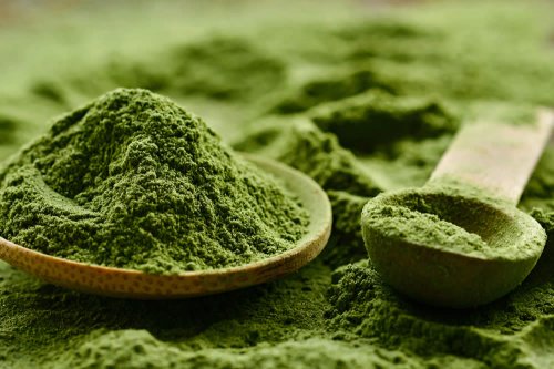 In questo articolo analizziamo le proprietà nutrizionali e salutistiche dell'alga spirulina, valutandone la composizione nutrizionale, l'efficacia, i benefici per la salute, i dosaggi, gli effetti collaterali e il modo d'uso corretto