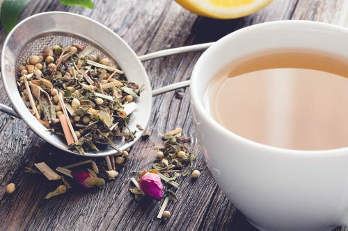 In questo articolo parliamo delle Tisane al Finocchio, delle loro Proprietà e dell'Efficacia contro Flatulenza, Disturbi Digestivi e Crampi Addominali. Con Studi scientifici, Consigli Utili per un Uso corretto e analisi dei possibili Effetti Collaterali