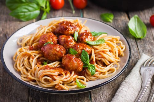 In questo articolo parliamo di pasta proteica, dei suoi ingredienti e dei potenziali benefici per la salute, i muscoli e il dimagrimento. Con studi scientifici, consigli e possibili effetti collaterali di questa pasta