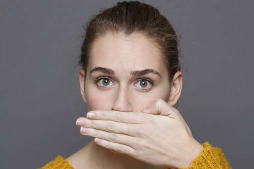 In questo articolo parliamo dell'Alitosi e delle vere Cause dell'Alito Cattivo. Perché appena svegli l'alito ha un cattivo Odore? Ruolo della Placca nella Lingua e Rimedi Efficaci per l'Igiene Orale