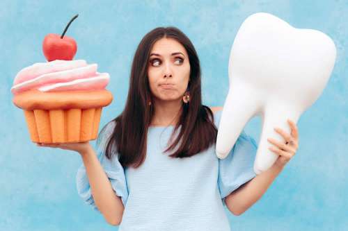 In questo articolo parliamo del rapporto tra Carie e Dieta, analizzando gli Alimenti e le Abitudini Comportamentali che Proteggono o Favoriscono la comparsa della Carie e di altri Problemi Dentali