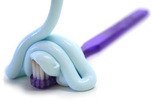 In questo articolo parliamo delle quantità di dentifricio da utilizzare per un'igiene orale ottimale e impeccabile. Importanza dello Spazzolamento e Rischi Derivanti dall'Eccessivo Uso di Dentifricio